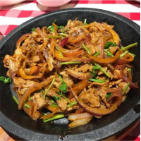 39. Мясо баранины с овощами в сковороде 铁板羊肉蔬菜