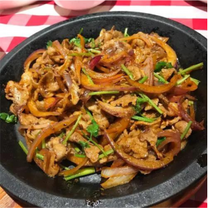 39. Мясо баранины с овощами в сковороде 铁板羊肉蔬菜