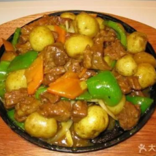 40. Мясо свинины с картошкой в сковороде 铁板猪肉土豆 40. Мясо свинины с картошкой в сковороде 铁板猪肉土豆