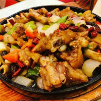 41. Свиной окорок с овощами в сковороде 铁板蔬菜肘子 41. Свиной окорок с овощами в сковороде 铁板蔬菜肘子