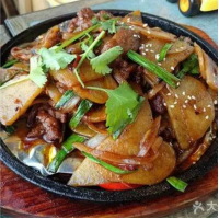 43. Мясо говядины с картошкой в сковороде 铁板土豆牛肉 43. Мясо говядины с картошкой в сковороде 铁板土豆牛肉