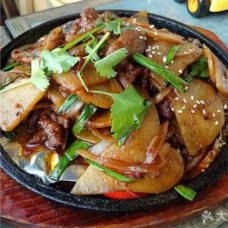 43. Мясо говядины с картошкой в сковороде 铁板土豆牛肉 43. Мясо говядины с картошкой в сковороде 铁板土豆牛肉