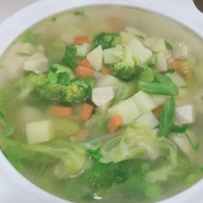 124. Суп из баранины с овощами 150 гр. 羊肉蔬菜汤