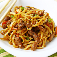 126. Жареная лапша с говядиной 牛肉炒面