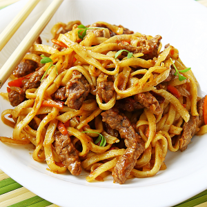 126. Жареная лапша с говядиной 牛肉炒面