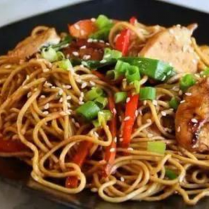 129. Жареная лапша с курицей 鸡肉炒面 129. Жареная лапша с курицей 鸡肉炒面